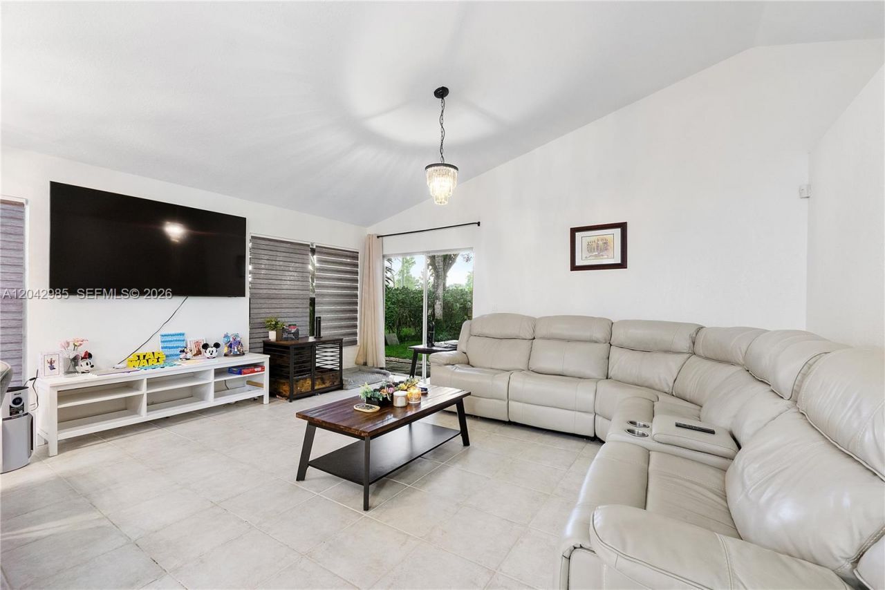 9161 N Lake Park Cir N, Davie, FL 33328 Photo