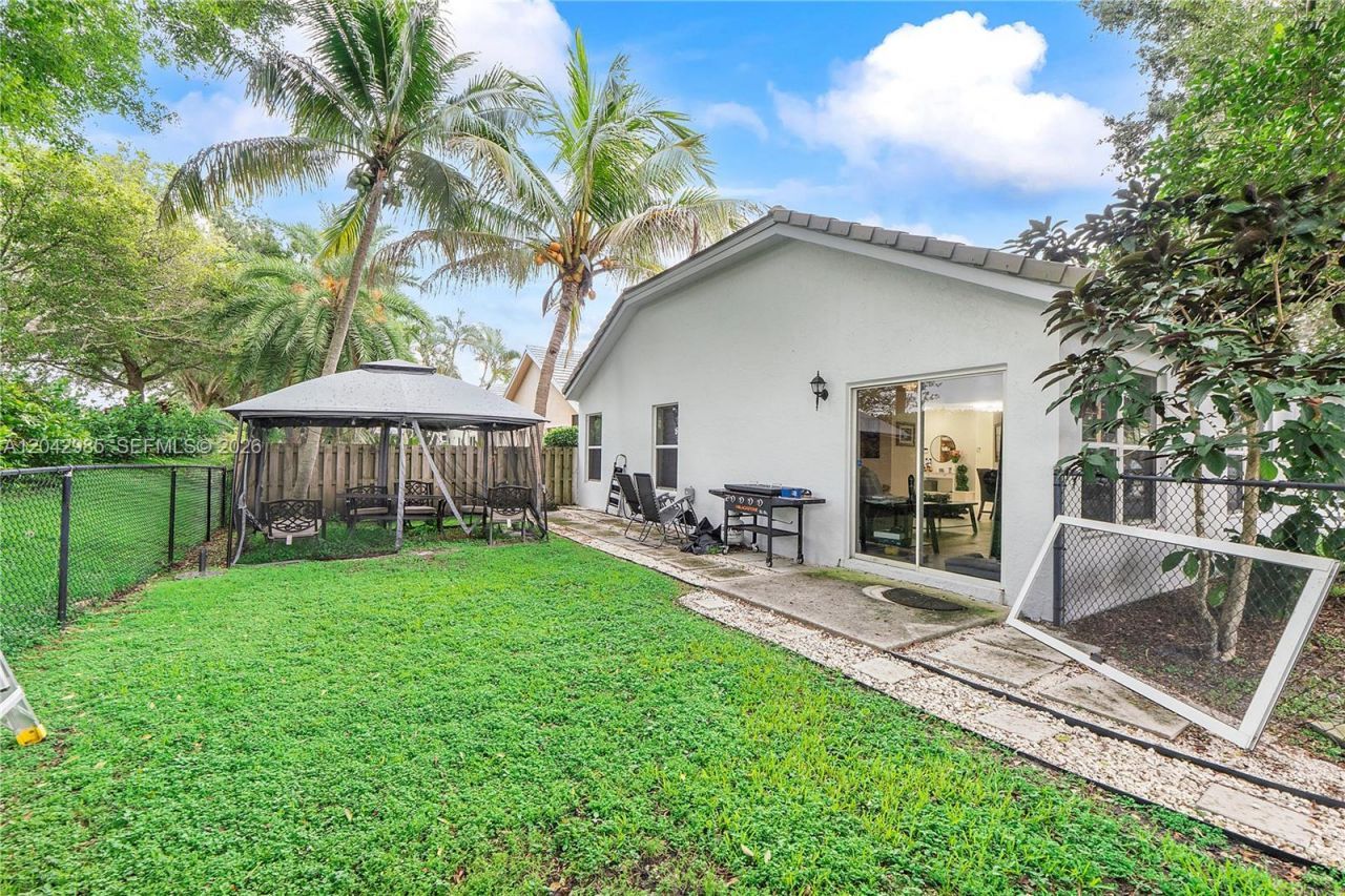 9161 N Lake Park Cir N, Davie, FL 33328 Photo