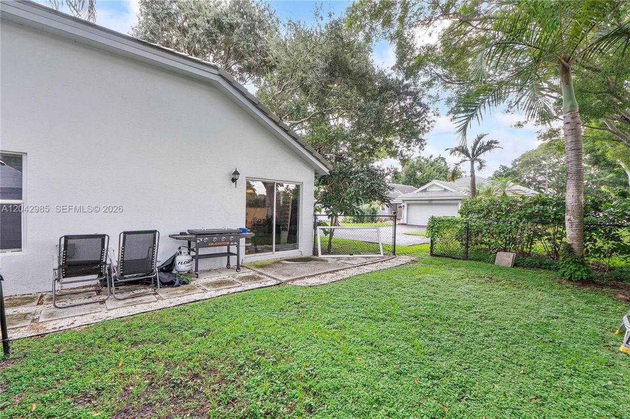 9161 N Lake Park Cir N, Davie, FL 33328 Photo