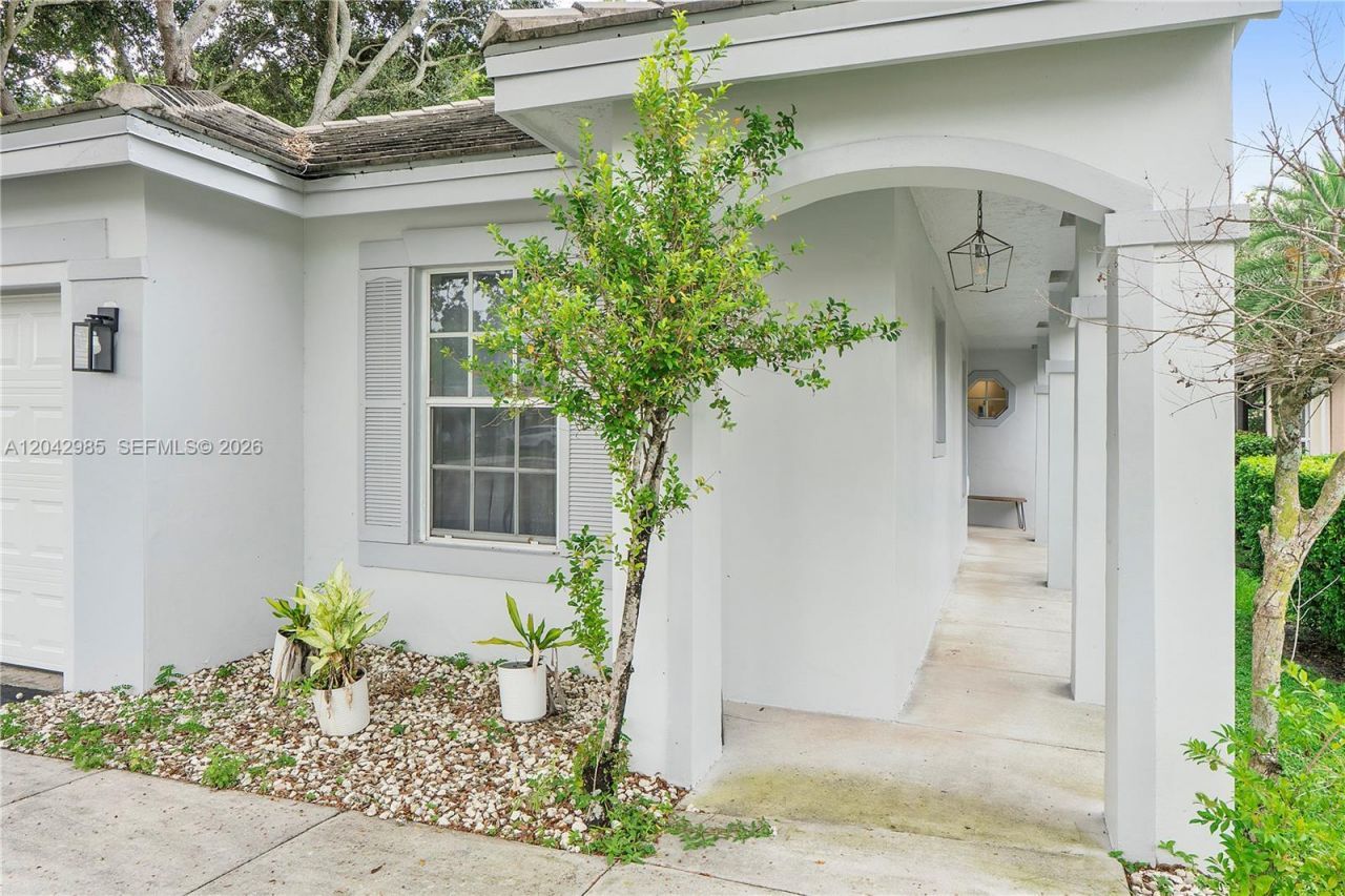 9161 Lake Park Cir N, Davie, FL 33328 Photo