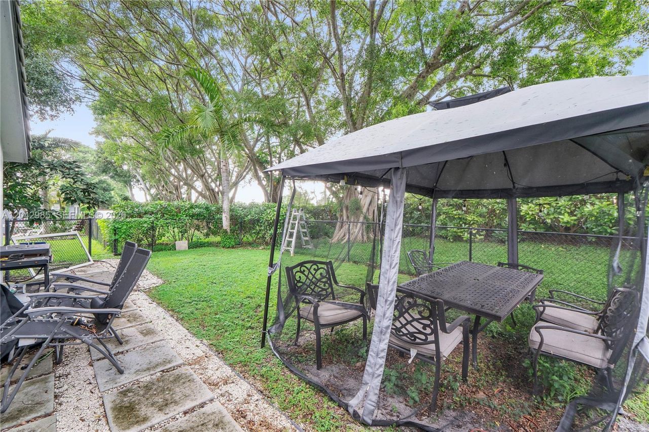 9161 N Lake Park Cir N, Davie, FL 33328 Photo
