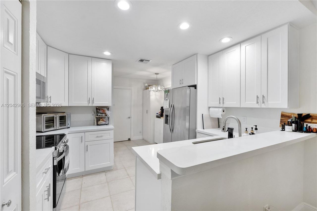 9161 N Lake Park Cir N, Davie, FL 33328 Photo