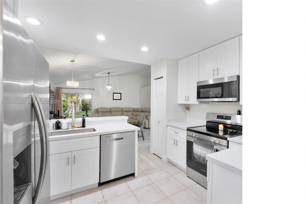 9161 Lake Park Cir N, Davie, FL 33328 Photo