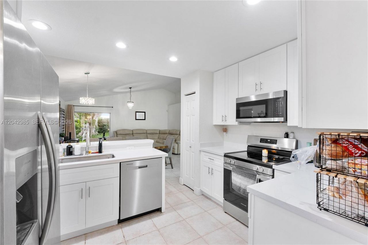 9161 N Lake Park Cir N, Davie, FL 33328 Photo