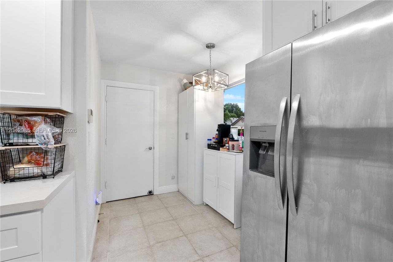 9161 N Lake Park Cir N, Davie, FL 33328 Photo