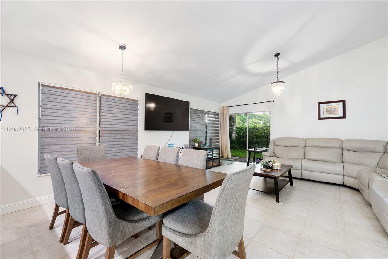 9161 N Lake Park Cir N, Davie, FL 33328 Photo