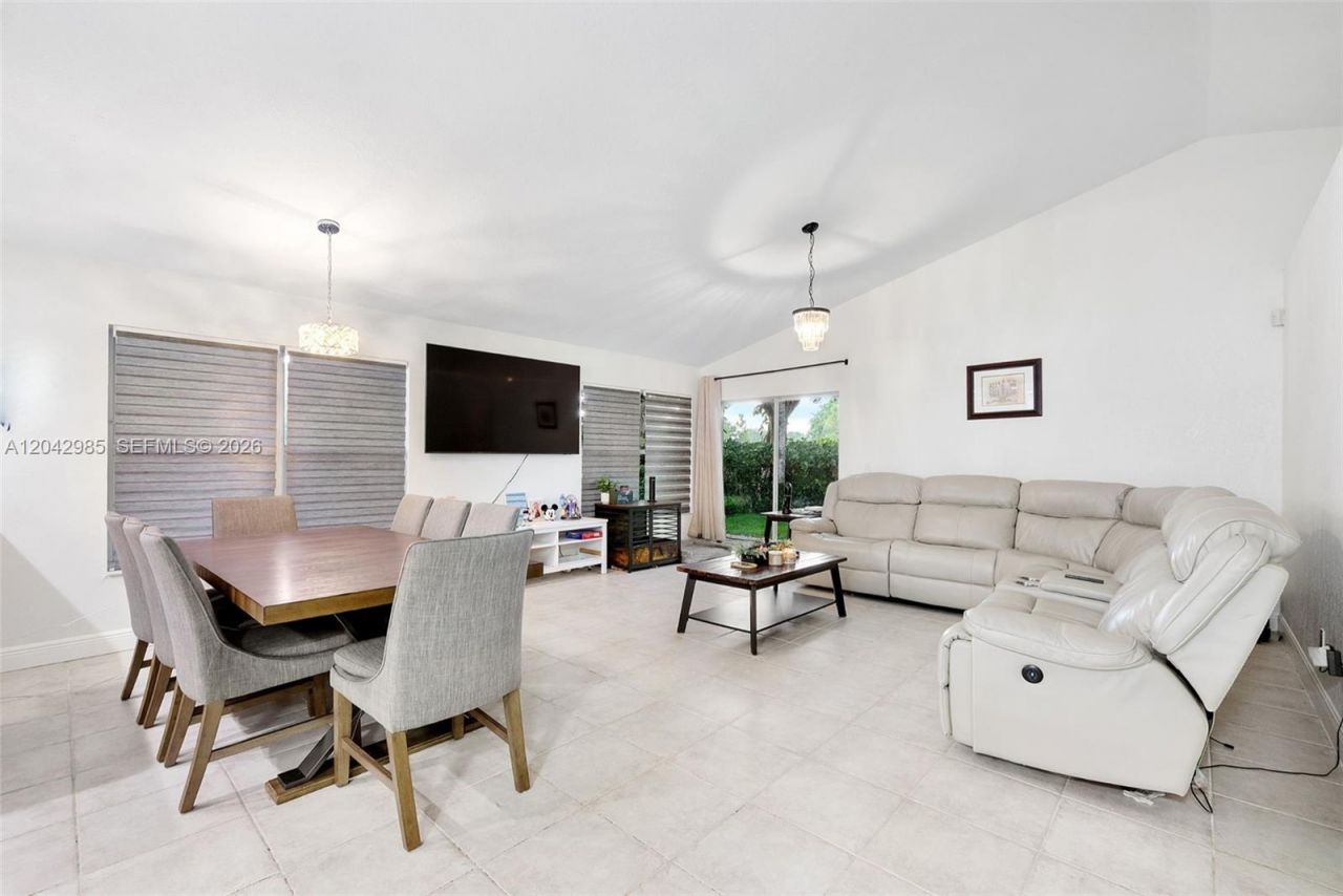 9161 Lake Park Cir N, Davie, FL 33328 Photo