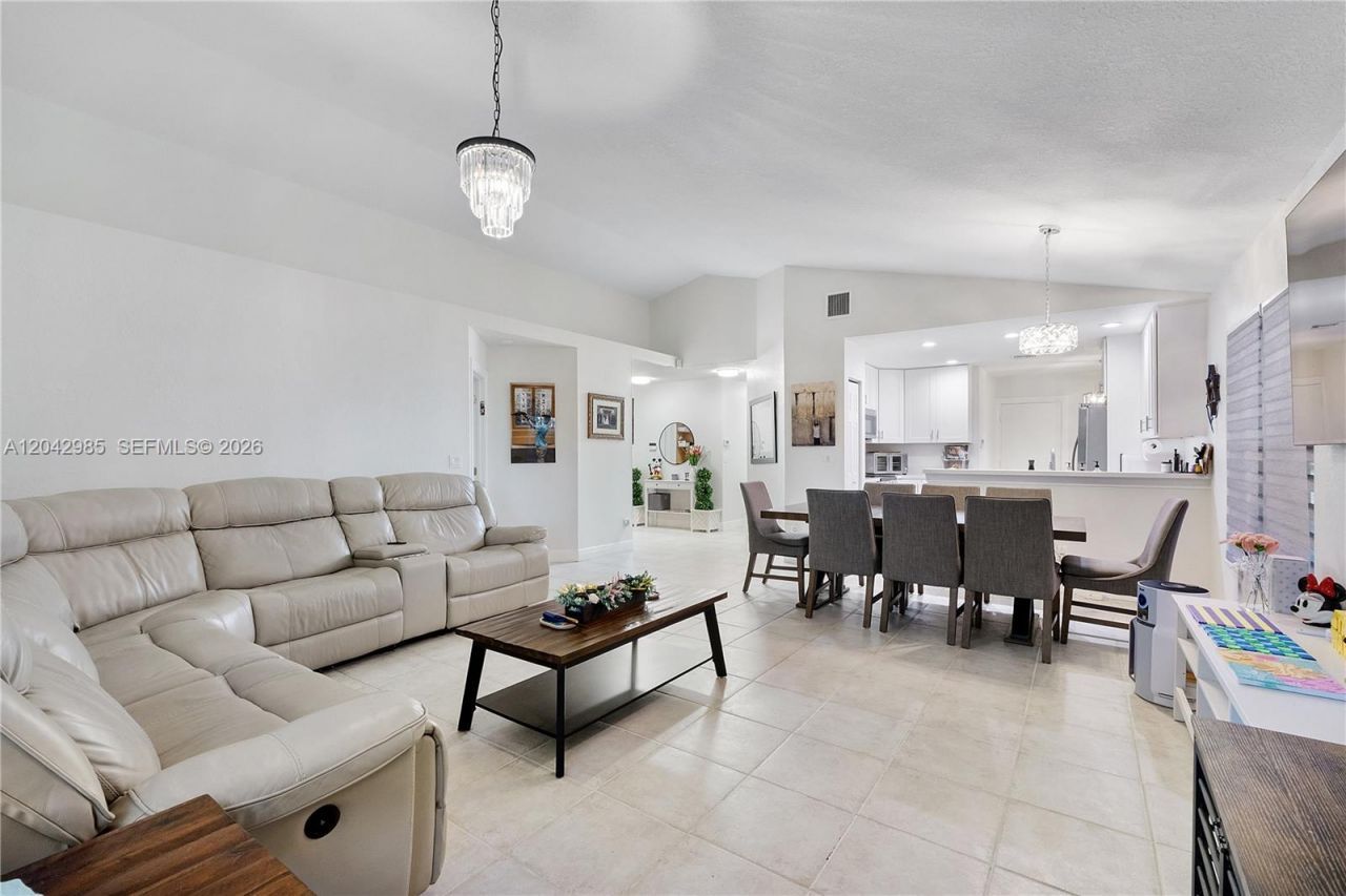 9161 N Lake Park Cir N, Davie, FL 33328 Photo