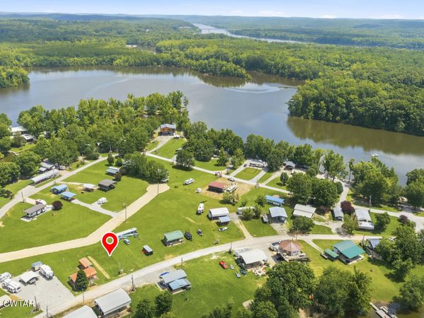 860 Willow Oaks Lane , Decaturville, TN 38329