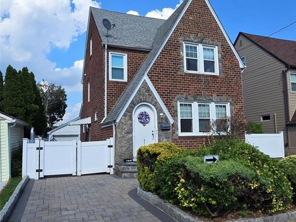 472 Macatee Place, Mineola, NY 11501