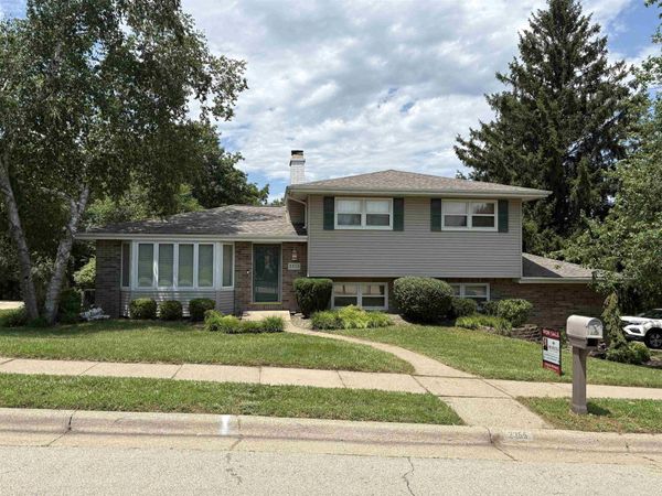 2355 Clarke Crest Drive, Dubuque, IA 52001