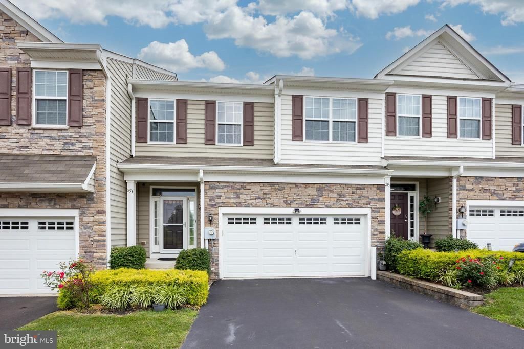 253 Fairfield Circle W, Royersford, PA 19468 Main Photo