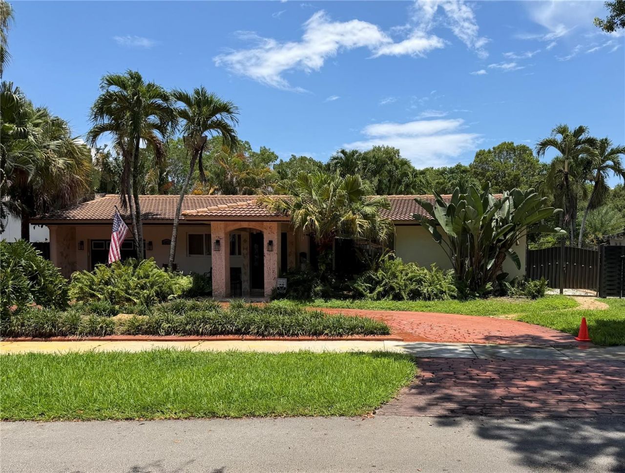14821 Palmetto Palm Avenue, Miami Lakes, FL 33014 Photo
