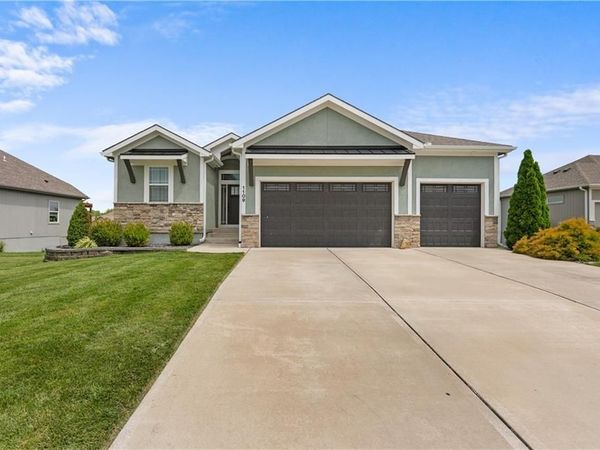 1109 SW Brookside Court, Lee's Summit, MO 64064