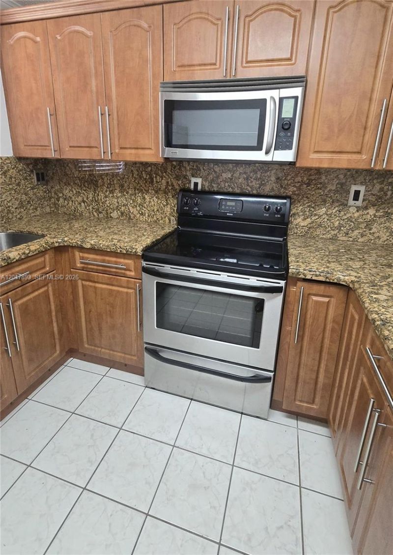 8075 NW 8th St , Unit 6, Miami, FL 33126 Photo