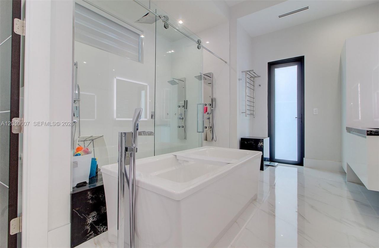 13052 NW 102nd Ave , Hialeah Gardens, FL 33018 Photo