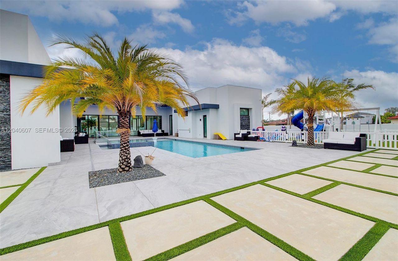 13052 NW 102nd Ave , Hialeah Gardens, FL 33018 Photo