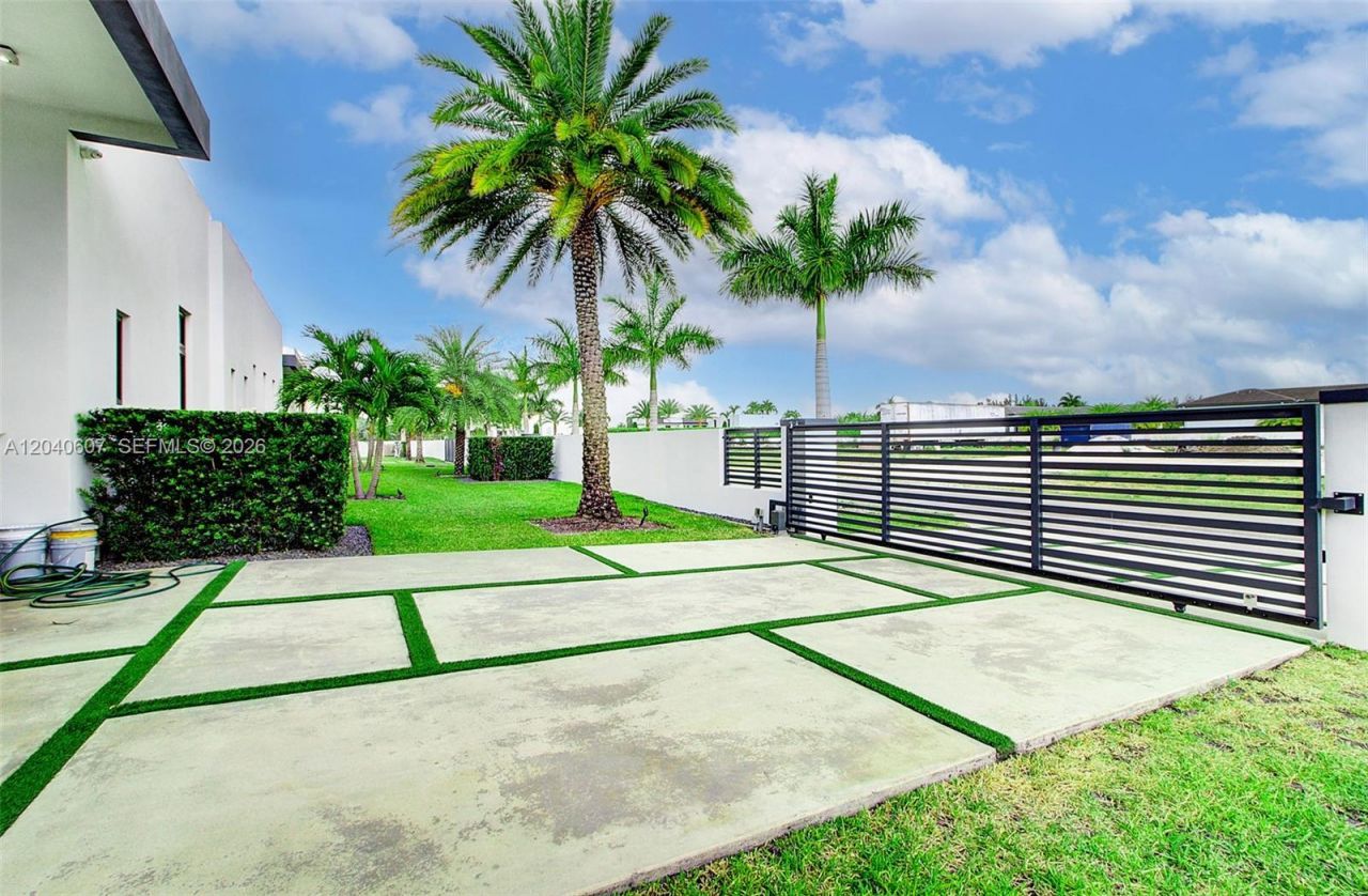 13052 NW 102nd Ave , Hialeah Gardens, FL 33018 Photo