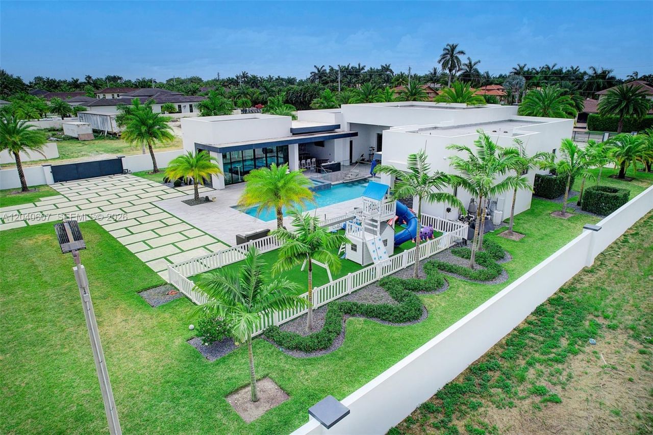 13052 NW 102nd Ave , Hialeah Gardens, FL 33018 Photo
