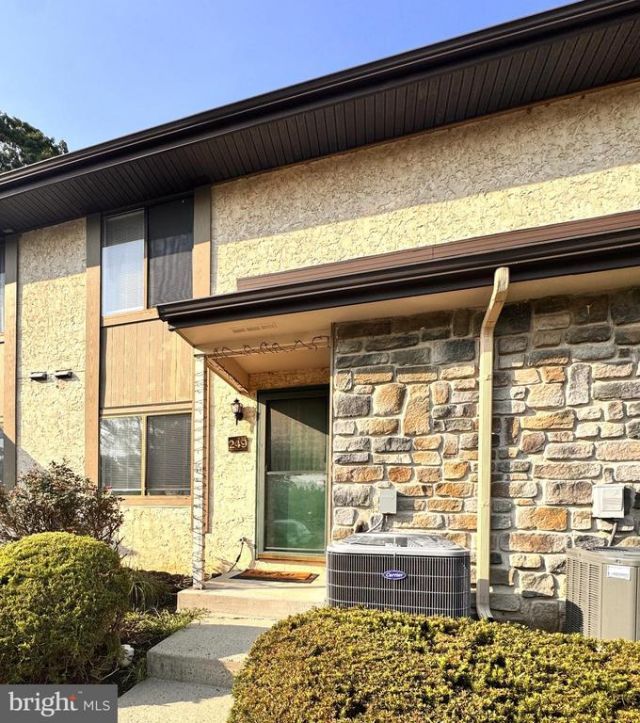 249 Hampshire Drive, Plainsboro, NJ 08536 Main Photo