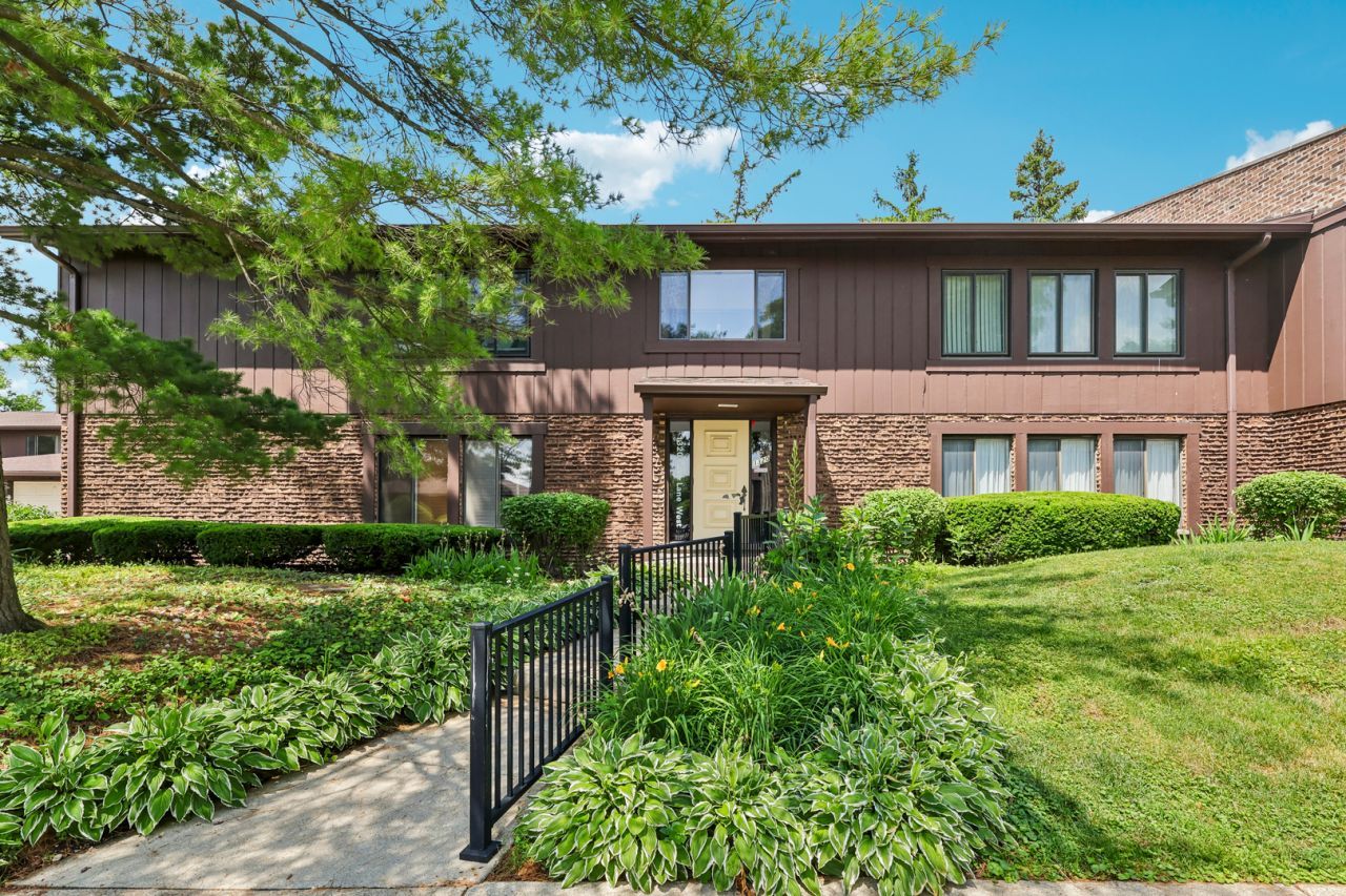 1320 Cass Lane W, Westmont, IL 60559