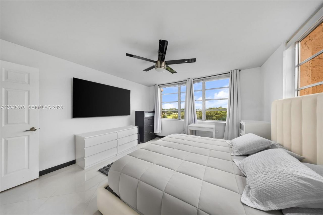 3001 W Rolling Hills Cir, Unit 610, Davie, FL 33328 Photo