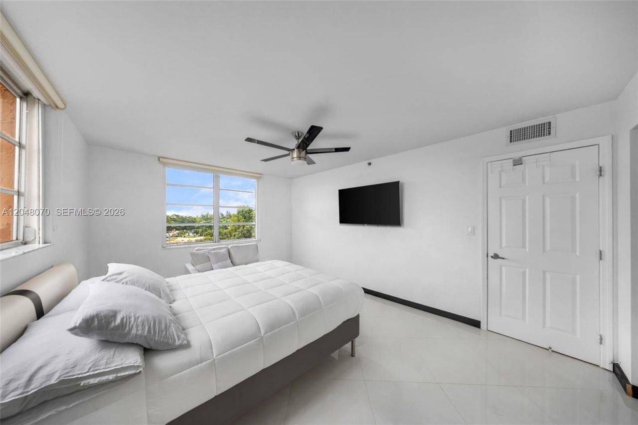 3001 W Rolling Hills Cir, Unit 610, Davie, FL 33328 Photo