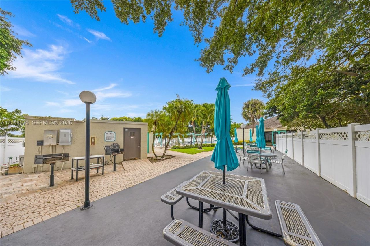 3001 W Rolling Hills Cir, Unit 610, Davie, FL 33328 Photo