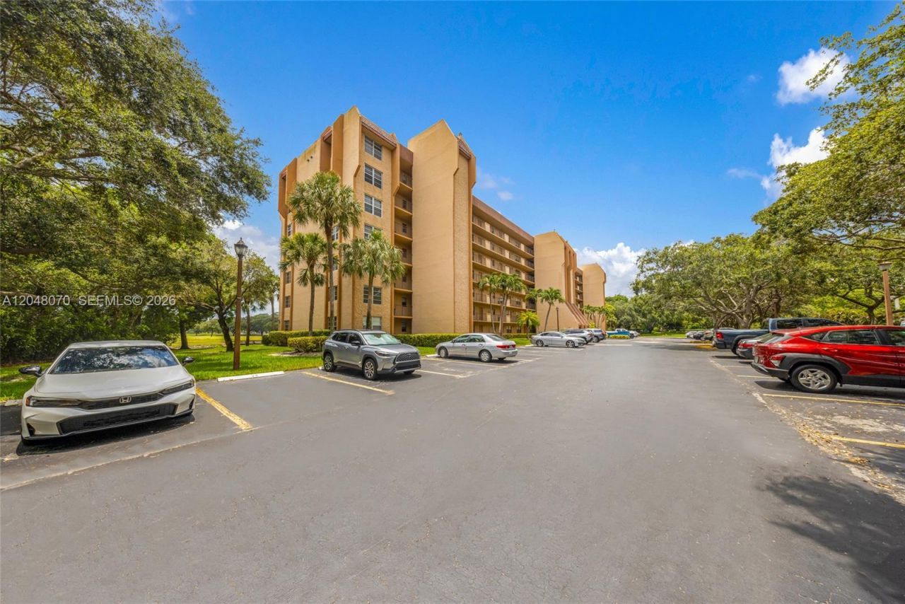 3001 W Rolling Hills Cir, Unit 610, Davie, FL 33328 Photo