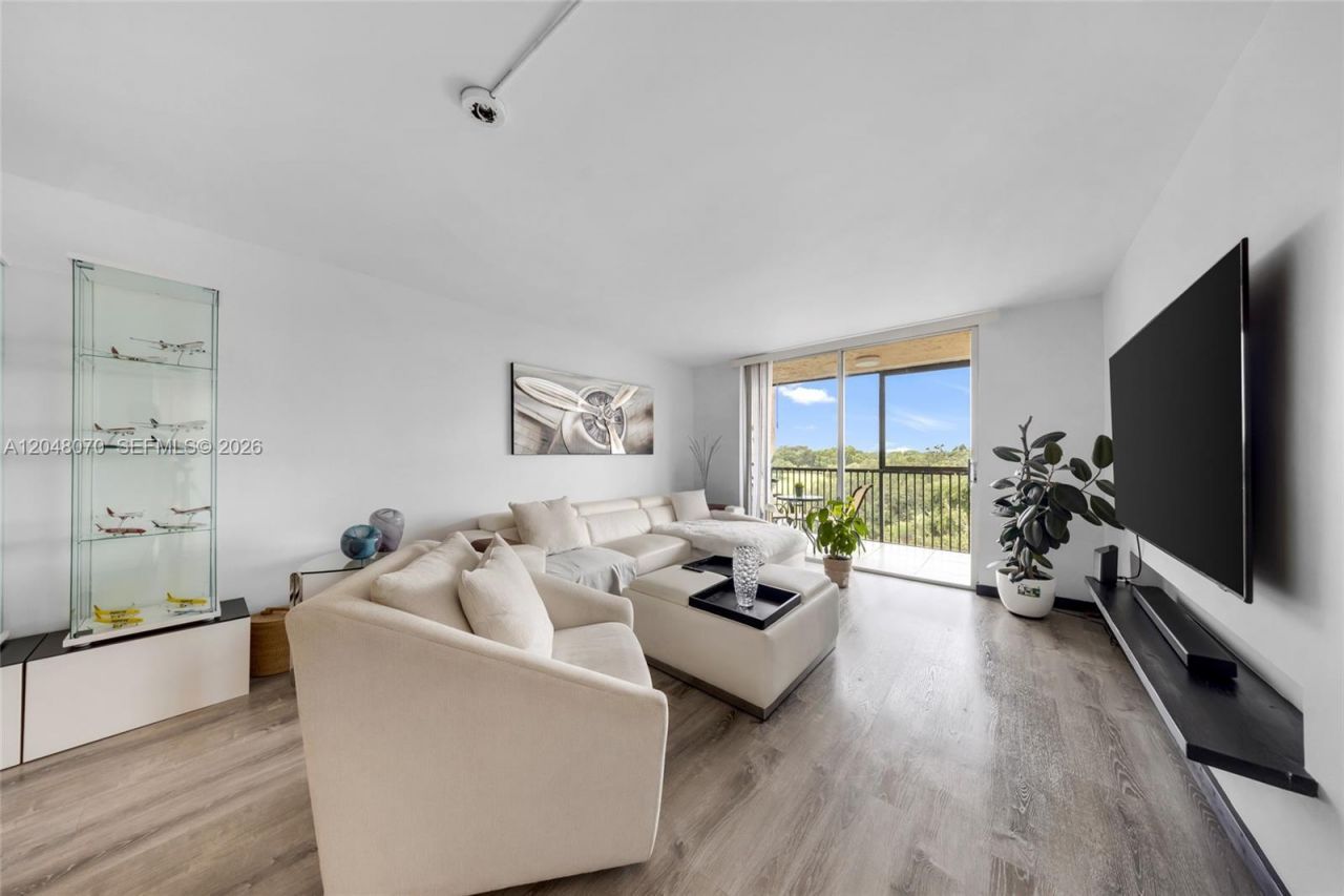 3001 W Rolling Hills Cir, Unit 610, Davie, FL 33328 Photo