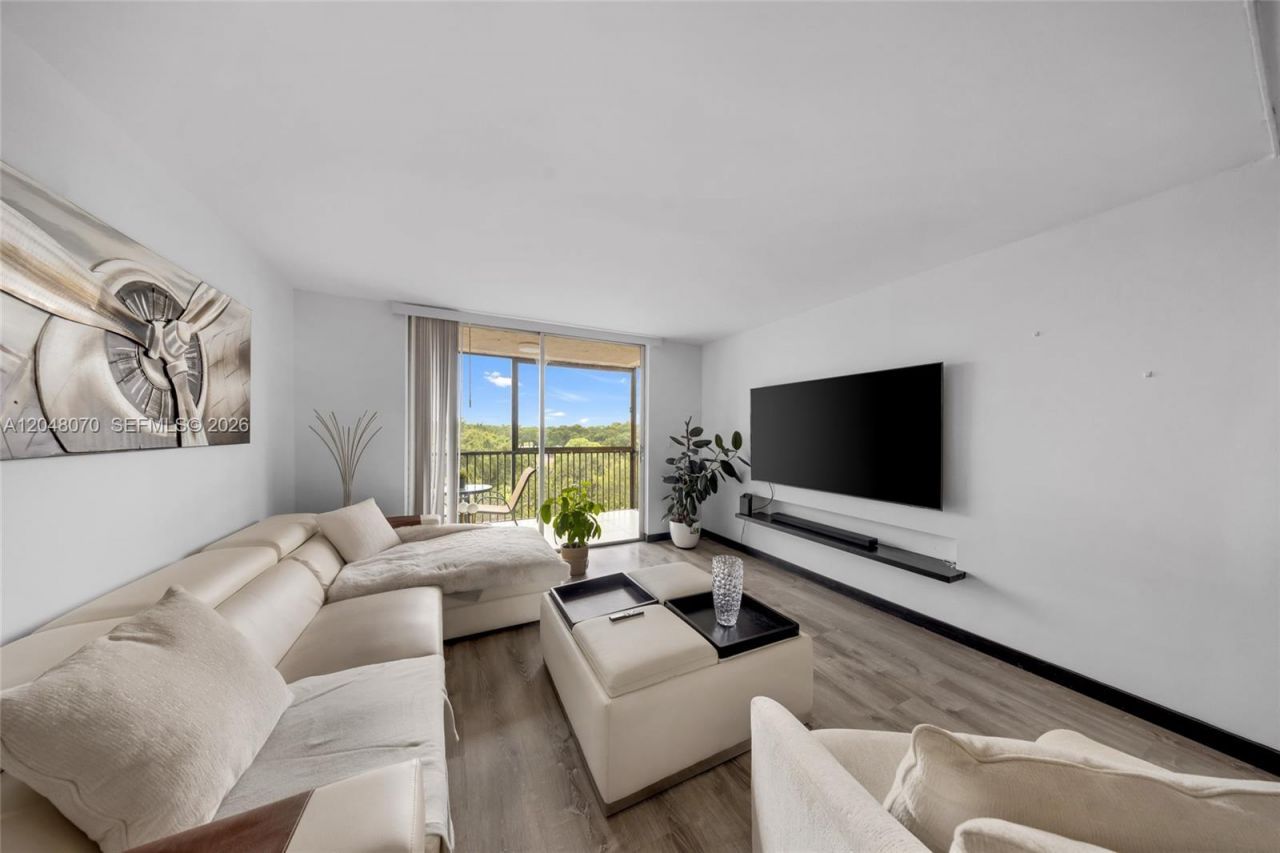 3001 W Rolling Hills Cir, Unit 610, Davie, FL 33328 Photo