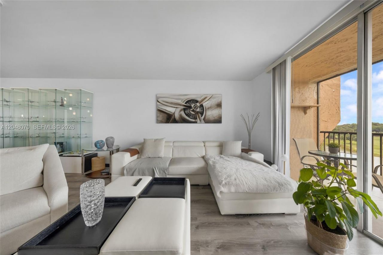 3001 W Rolling Hills Cir, Unit 610, Davie, FL 33328 Photo
