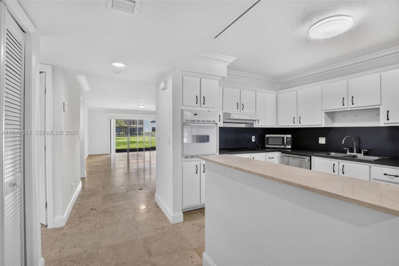 359 Lakeview Dr , Unit 102, Weston, FL 33326 Photo
