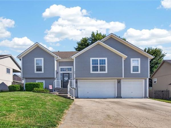 900 Coachman Drive, Pleasant Hill, MO 64080