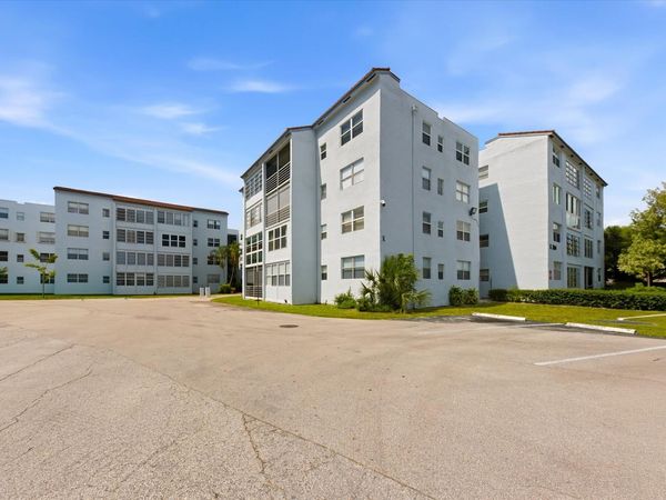 2860 Somerset Drive, Unit 412k, Lauderdale Lakes, FL 33311