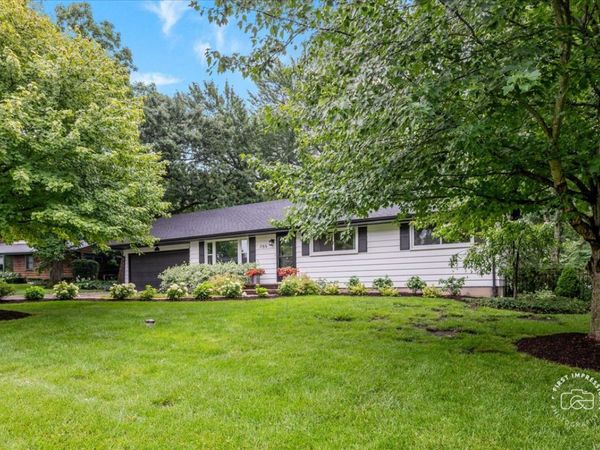 27W755 Robin Lane , West Chicago, IL 60185