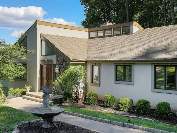 2 Springdale Ln, Warren, NJ 07059