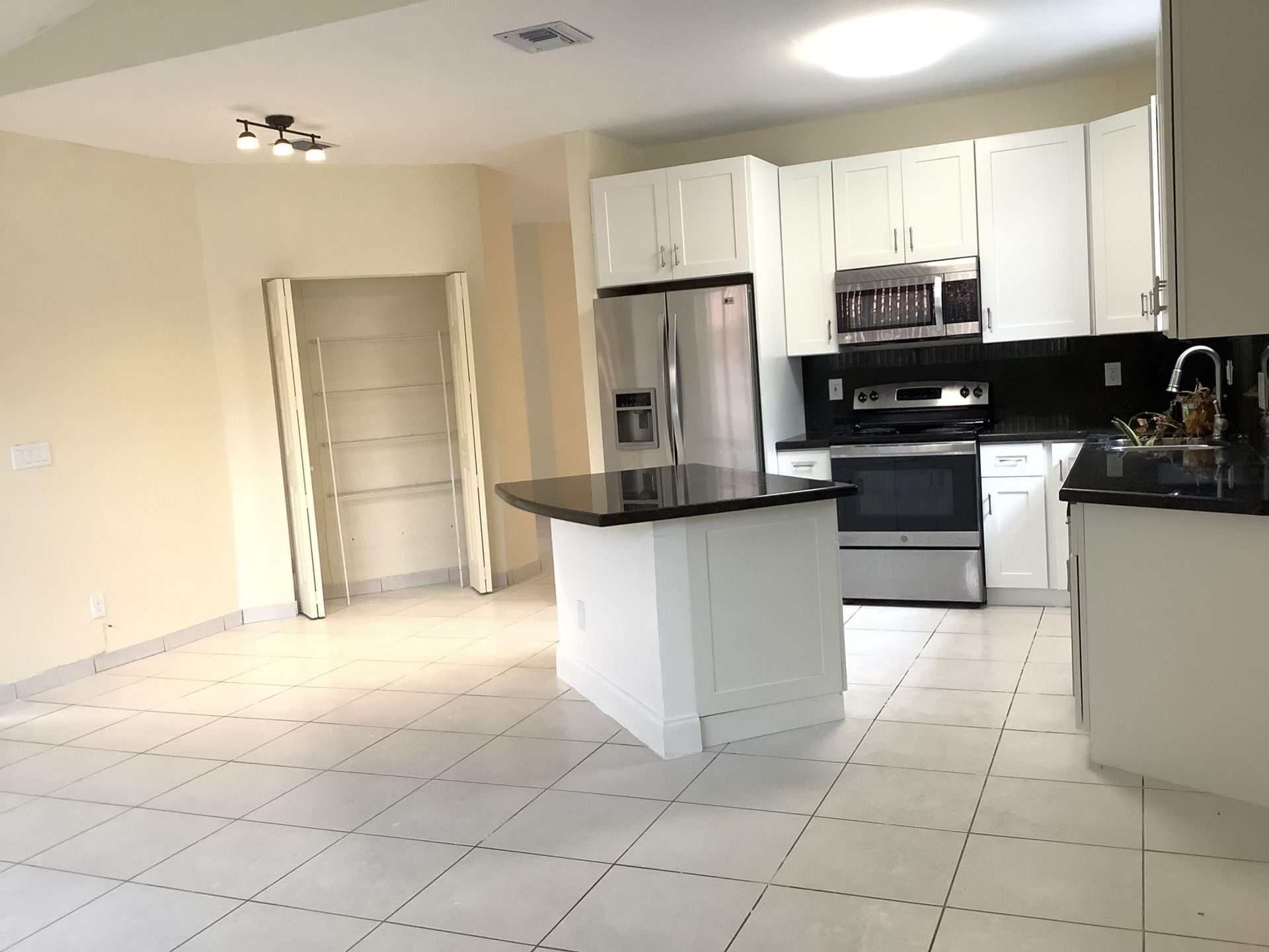 7330 NW 1st Place, Plantation, FL 33317 Photo