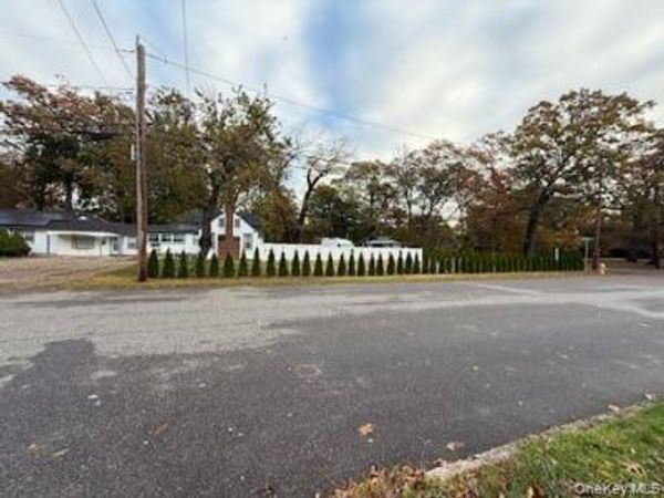 21 Locust Avenue, Amityville, NY 11701