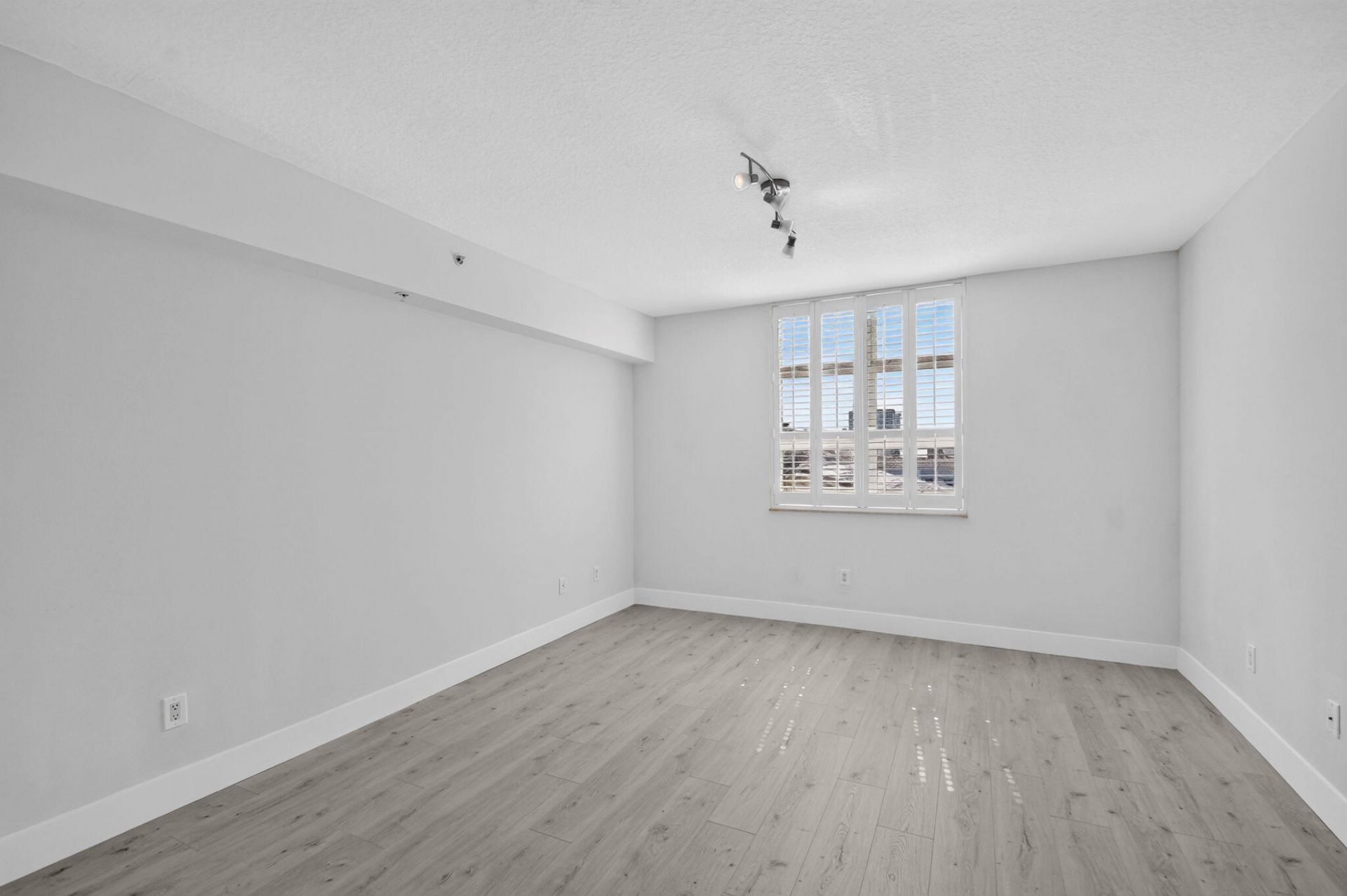 403 S Sapodilla Avenue, Unit 409, West Palm Beach, FL 33401 Photo