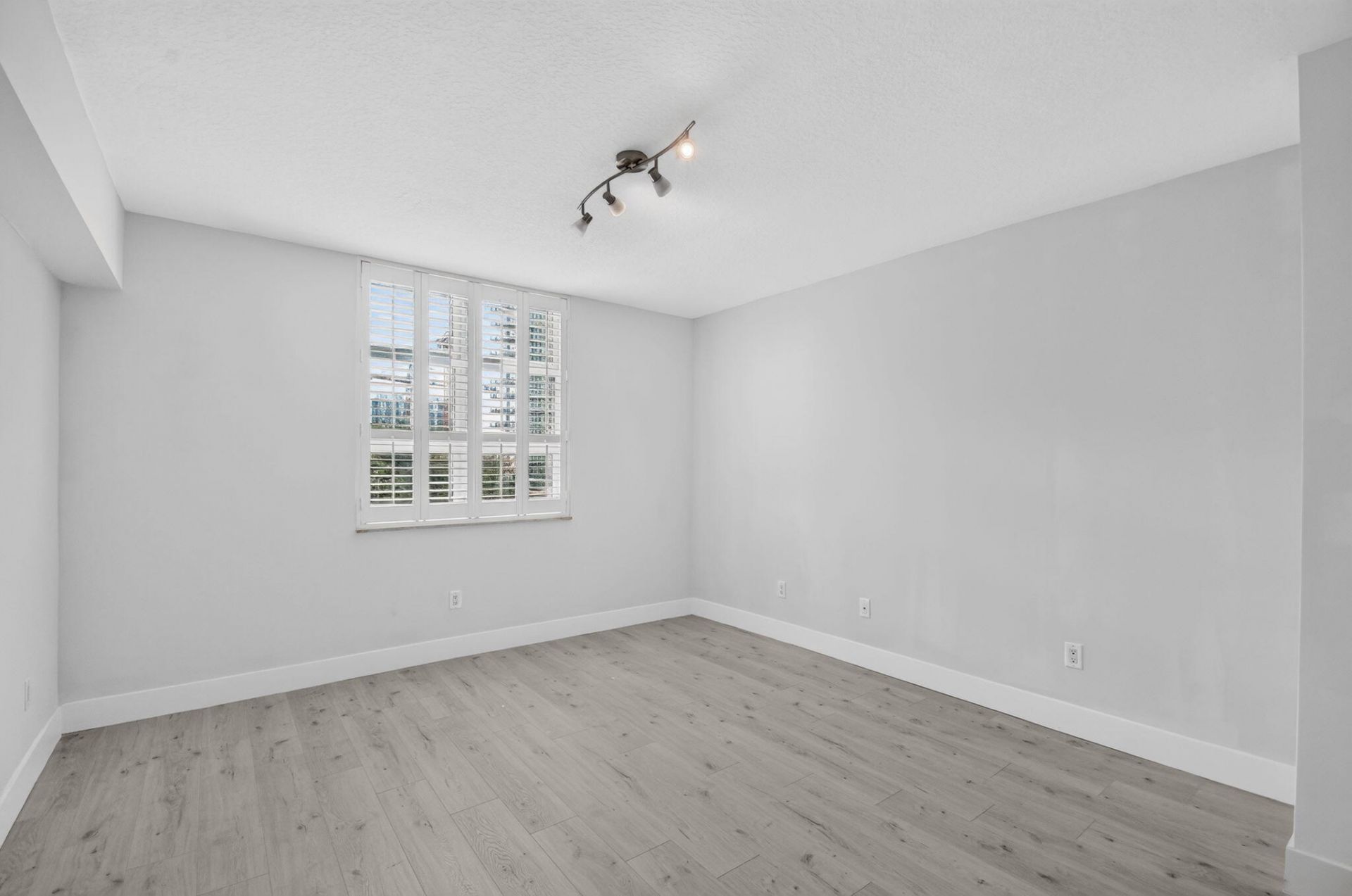 403 S Sapodilla Avenue, Unit 409, West Palm Beach, FL 33401 Photo