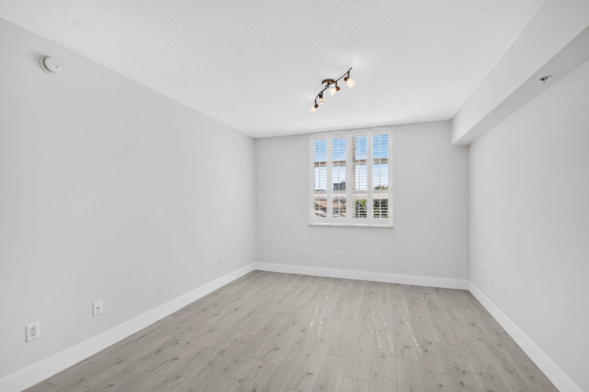 403 S Sapodilla Avenue, Unit 409, West Palm Beach, FL 33401 Photo
