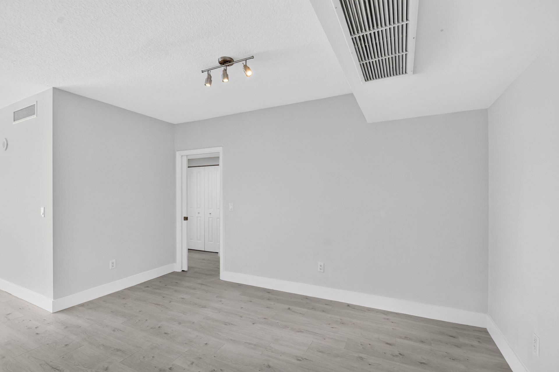 403 S Sapodilla Avenue, Unit 409, West Palm Beach, FL 33401 Photo