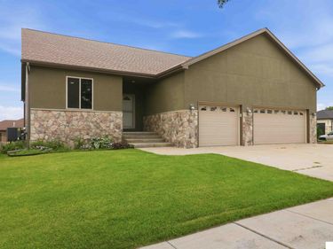 2727 Shadowbrook Drive, Lincoln, NE 68516