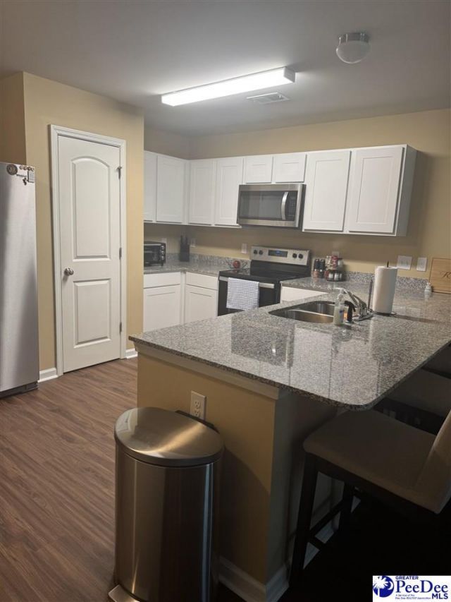 810 Twin Oaks Circle Photo 4