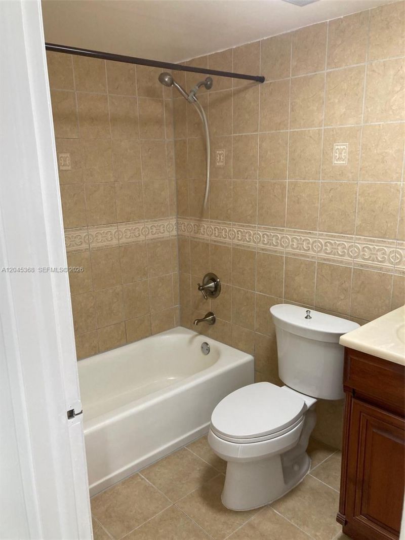 6995 NW 186th St , Unit E403, Hialeah, FL 33015 Photo