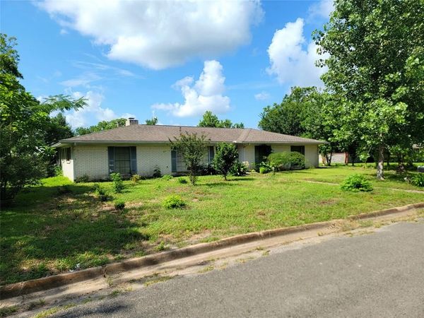 706 W Fourth , Clarksville, TX 75426