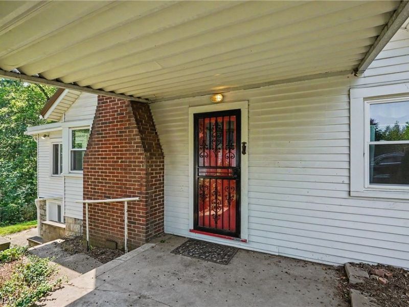 10528 Country Club Lane, Deerfield, OH 44449 Photo 2