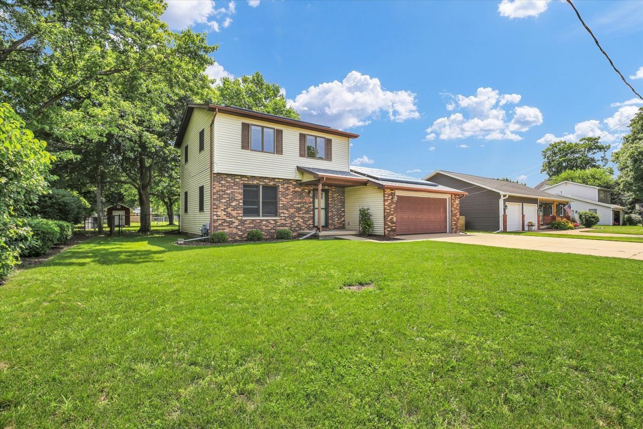 1009 N West Street N, Le Roy, IL 61752 Main Photo