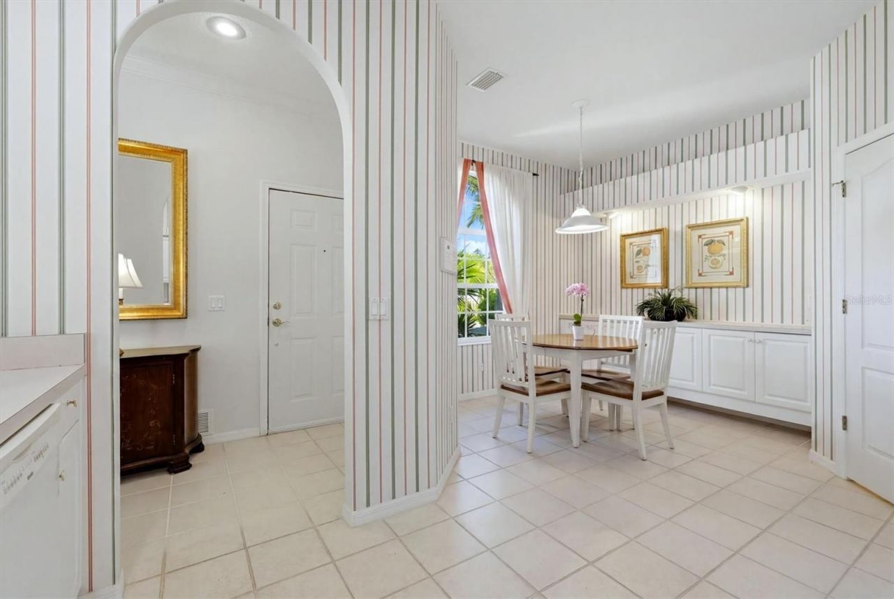 9402 Forest Hills Circle, Sarasota, FL 34238 Photo